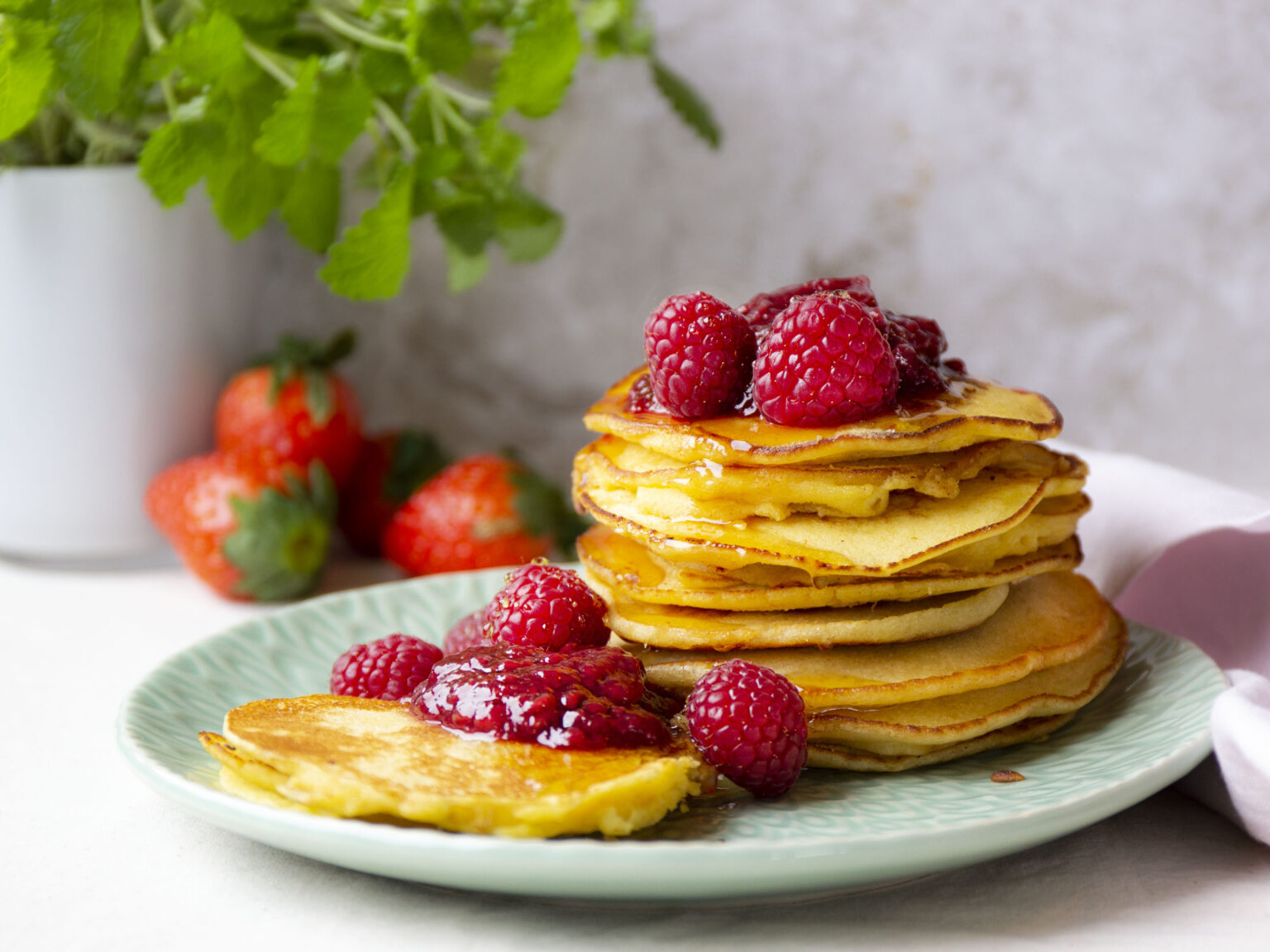 Glutenfria amerikanska pannkakor toppad med hallonsylt och färska hallon -BOBs recept