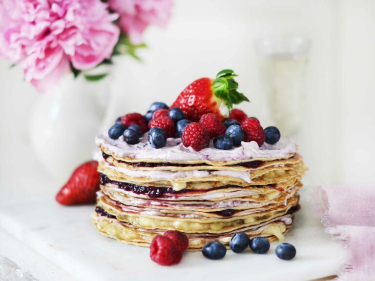 Pannkakstårta med sylt och färska hallon och blåbär -BOB