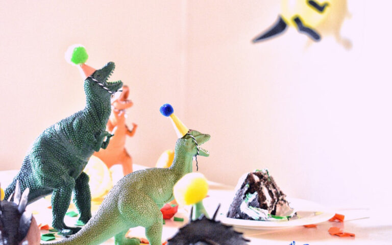 Barnkalas med tårta, leksaks dinosaurier får vara med att parta -BOB