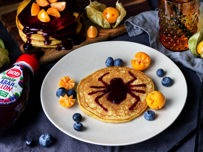 Halloween pannkaka med blåbär och hallonsylt från Bob