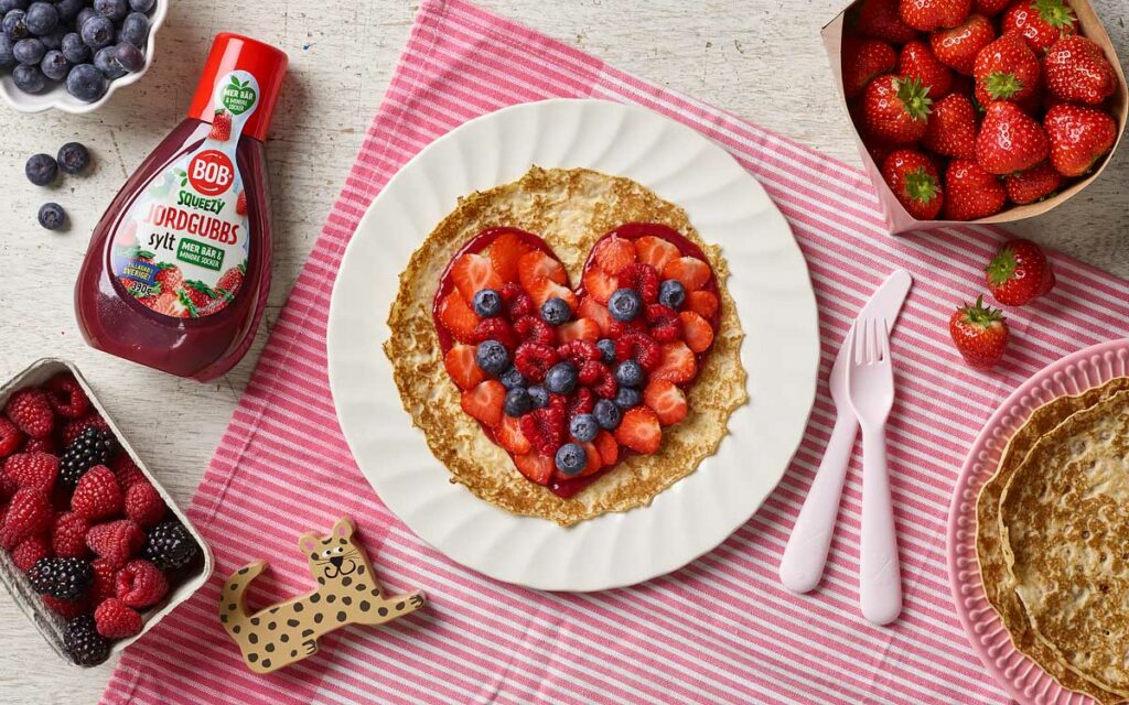 Produktbild på jordgubbssylt från Bob med bär och pannkaka