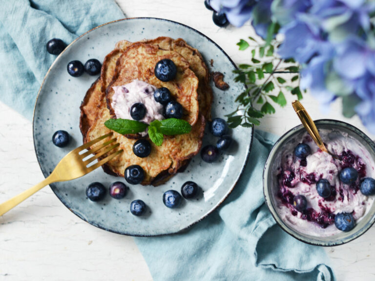 Bananpannkakor med blåbär, blåbärssylt och blåbärsmascarpone.