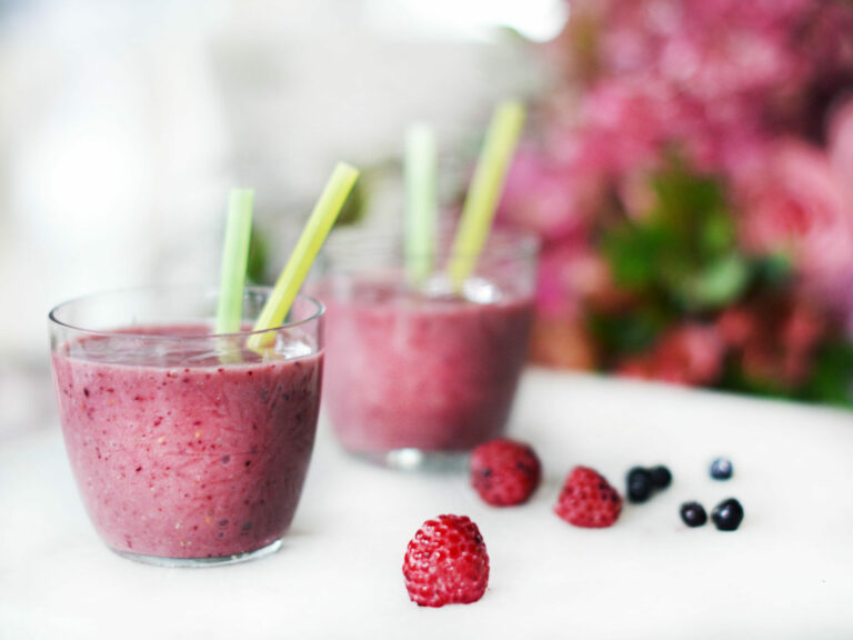 En smoothie gjord på hallon -Barnens frukostsmothie -BOB