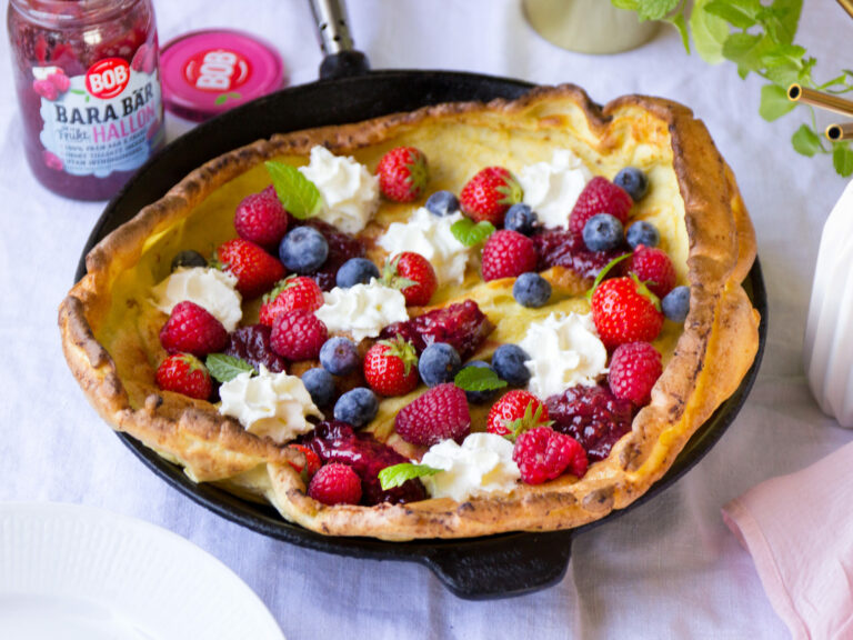 Dutch baby med hallon, jordgubb, blåbär och hallonsylt -BOB