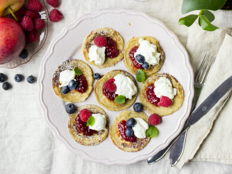 Glutenfria pannkakor toppad med frukt och bär och hallonsylt- BOBs recept