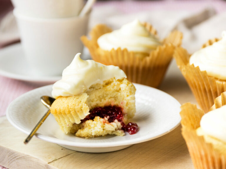 Muffins på fat med hallonsylt och frosting -BOB