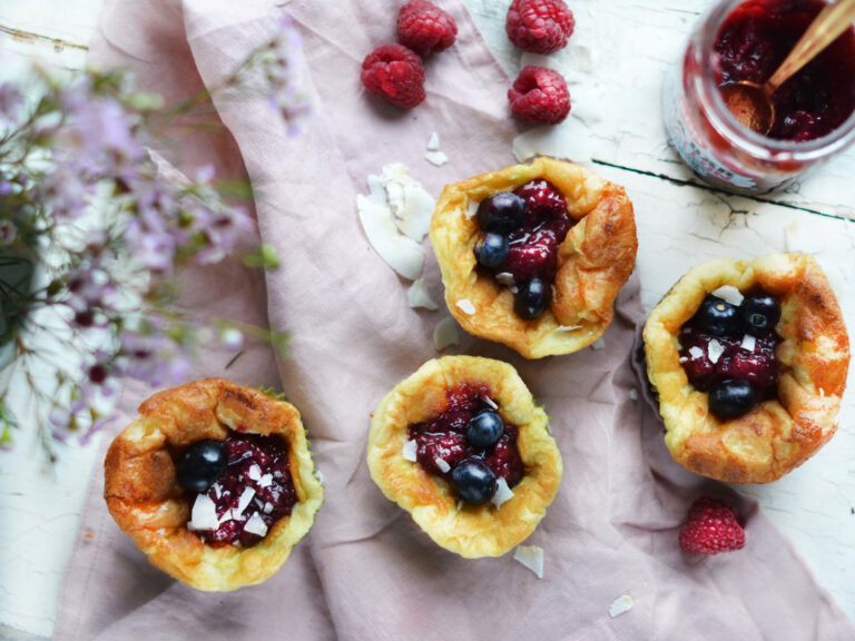 Pankaksmuffins fyllda med hallon och blåbär _bob