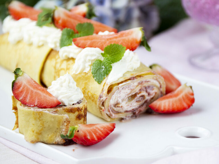 Rulltårta gjord pankakor med jordgubbar och vaniljkräm -BOB