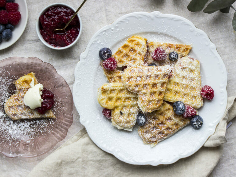 Små våfflor fyllda med färskost serveras med hallon och blåbär från BOBs recept