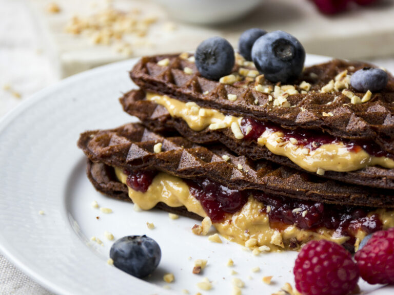 Våfflor med mörk choklad och jordnötssmör