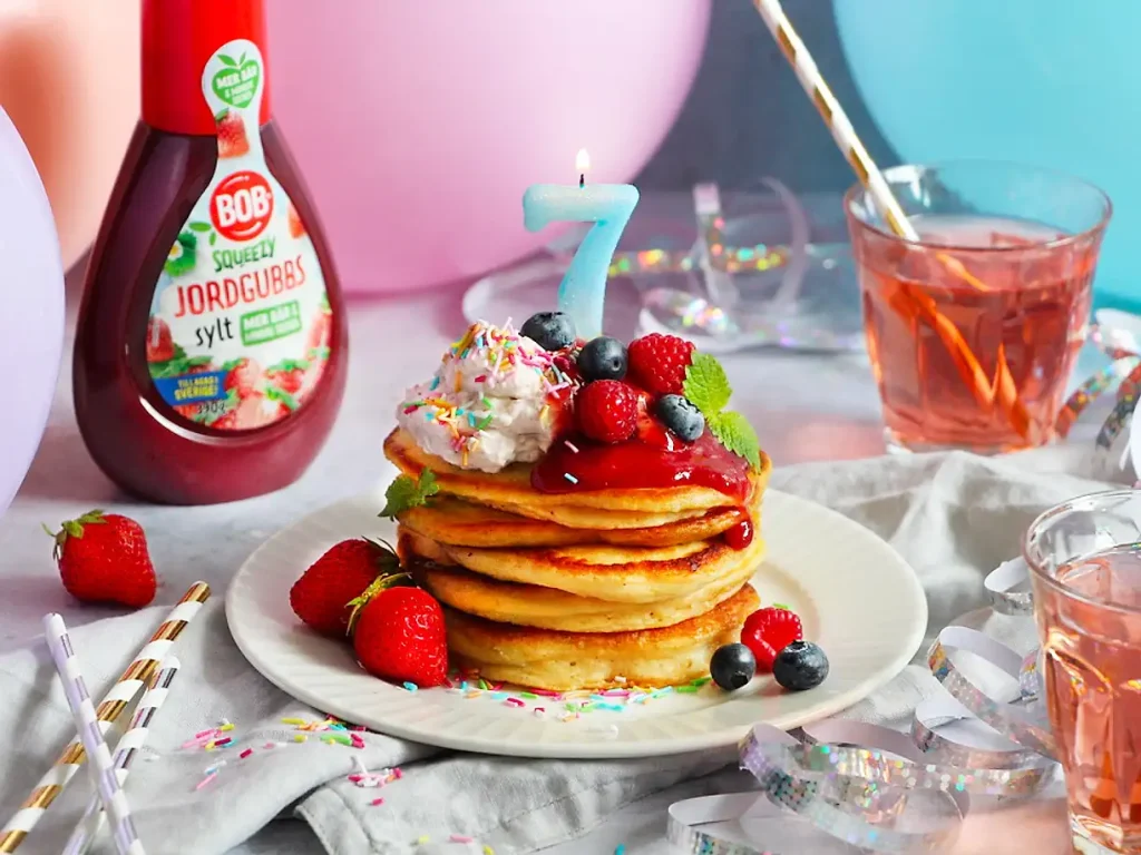 Pannkakstårta med BOB squeezy jordgubbssylt