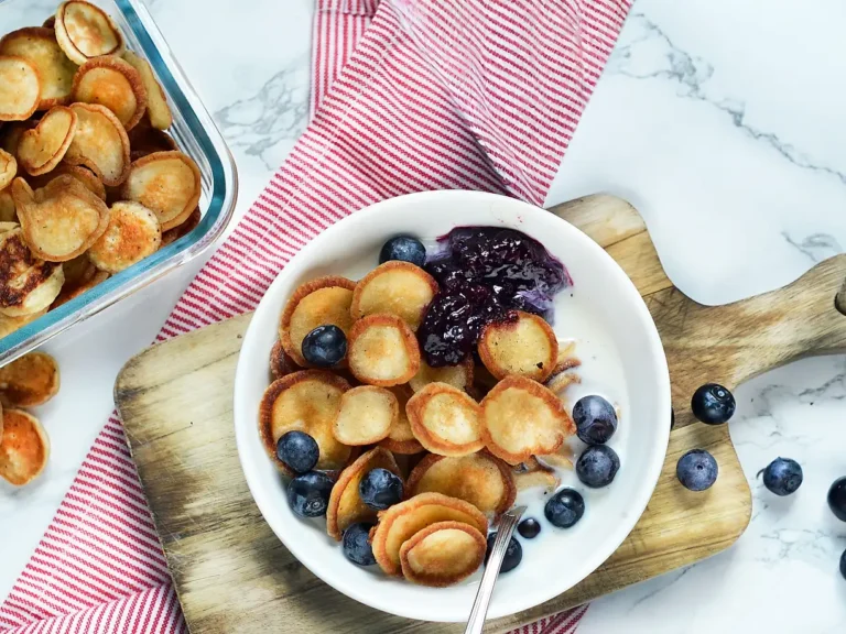 Skål med cereal pancakes med blåbär och BOB blåbärssylt.