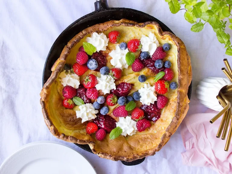 Stekpanna med Dutch Baby med bär, grädde och BOB jordgubbssylt.