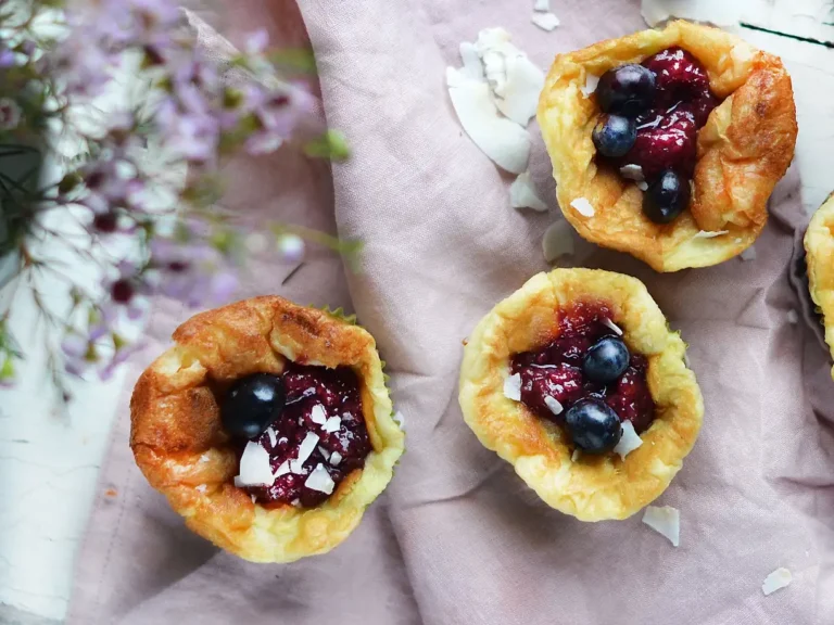 Pannkaksmuffins med hallon och blåbär och BOB sylt.